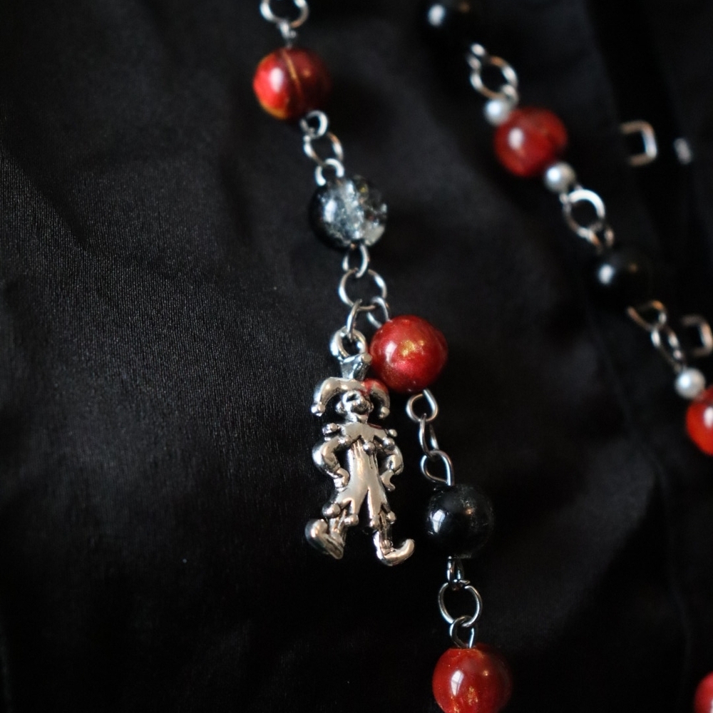 Elegant Red and Black Beaded Necklace - Picture 3 of 7